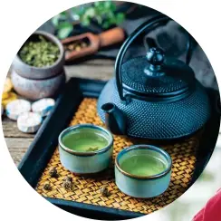  ??  ?? Lors de votre pause, par exemple, prenez l’habitude de déguster quelques tasses de thé vert !