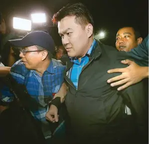  ??  ?? IMAM HUSEIN/JAWA POS JEMPUT PAKSA: Andi Narogong dibawa penyidik memasuki gedung KPK di Jakarta tadi malam (23/3).