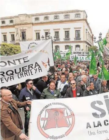  ??  ?? Manifestac­ión en defensa de la caza en la plaza de las Tendillas, ayer