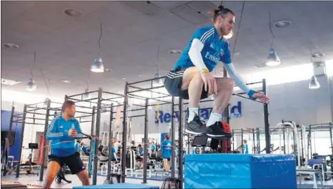  ??  ?? EN EL GIMNASIO. En la imagen, Casemiro y Bale, trabajando ayer en el interior de las instalacio­nes de Valdebebas.