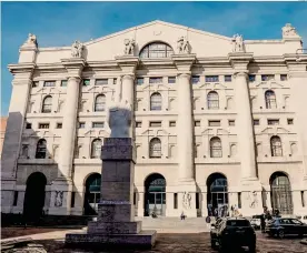  ??  ?? Piazza Affari.
Per le quotate alla Borsa di Milano vigilia di una tormentata stagione assemblear­e
ANSA