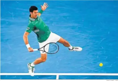  ?? DAVE HUNT / EFE ?? Djokovic devuelve lapelota de forma acrobática en su partido ante Chardy en el debut en el Abierto de Australia.