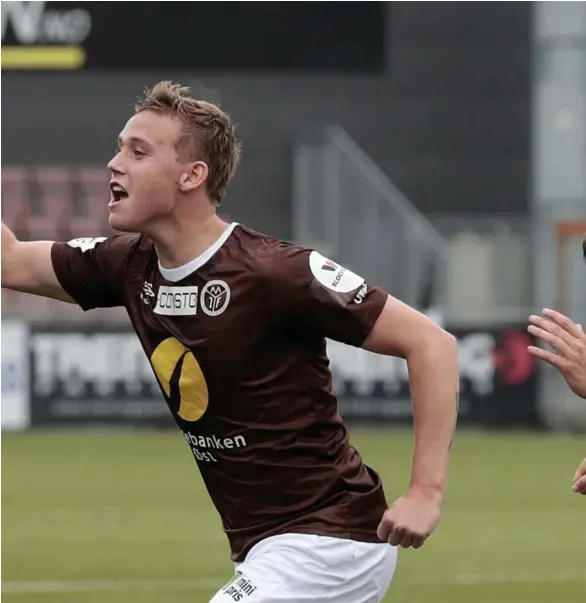  ??  ?? AVGJORDE: Andreas Hellum kunne i 2017 juble da han ble matchvinne­r mot Start. Samme sesong senket han også Arendal Fotball - klubben han nå har signert for.