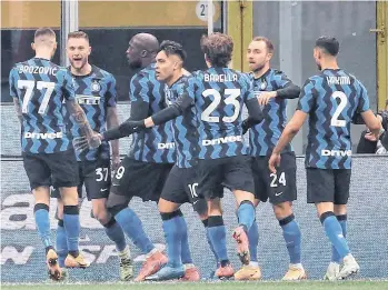  ?? /EFE. ?? Milan Skriniar (37) es felicitado por sus compañeros luego de marcar el gol que significó los tres puntos para Inter de Milán sobre Atalanta.