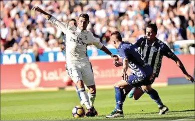  ??  ?? Cristiano Ronaldo probeert langs twee verdediger­s te gaan. (Foto: Nusport)