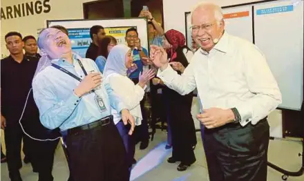  ?? PIC BY FARIZ ISWADI ISMAIL ?? Prime Minister Datuk Seri Najib Razak sharing a light moment with Genovasi Malaysia chief executive officer Datuk Lee Yew Meng at a round-table discussion at Genovasi Malaysia in Petaling Jaya yesterday.