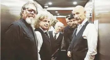  ??  ?? ►La formación actual del grupo británico, con Robert Fripp al fondo.