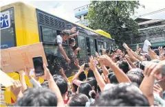  ?? AFP ?? Detainees released from Insein Prison celebrate with a crowd in Yangon yesterday.