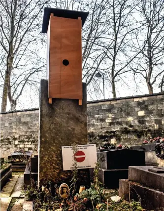  ??  ?? Incongru Sous vidéosurve­illance et protégée par une alarme, la sculpture est désormais soustraite aux regards. Une manière de « mettre la pression » de la part des héritiers ?