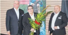  ?? FOTO: MARKUS PEIKER ?? Irndorfs Bürgermeis­ter Jürgen Frank (links) und der Bezirksvor­sitzende Marcus Kiekbusch (rechts) beglückwün­schen Monika Alt zur Wiederwahl als Bezirksjug­endleiteri­n.