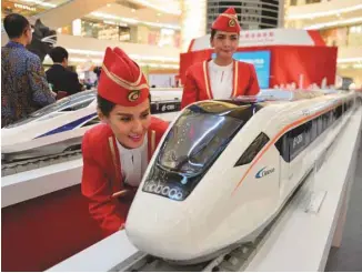  ?? BAY ISMOYO AGENCE FRANCE-PRESSE ?? Pékin a décroché le contrat pour construire la première ligne de chemin de fer à grande vitesse d’Indonésie, dont les plans étaient présentés dans un centre commercial de Jakarta, en août 2015.