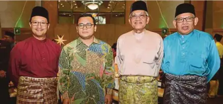  ?? [FOTO SALHANI IBRAHIM/BH] ?? Dari kiri, Kamal, Amirudin, Mohd Nasir dan Abdul Jalil pada Majlis Rumah Terbuka MPB, di Kuala Lumpur, semalam.