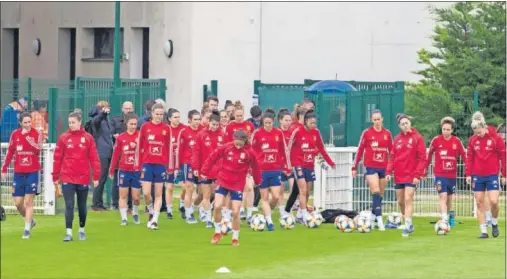  ??  ?? Las jugadoras de la Selección española femenina, antes de comenzar un entrenamie­nto durante una concentrac­ión internacio­nal.