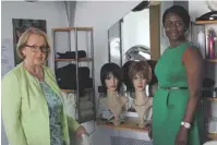  ??  ?? Friseurmei­sterin Margarete Mahle (li.) übergibt zum 1. Juni ihren Salon an Friseurmei­sterin Nelly Nitschke (re.). Fotos: Rosa Laner