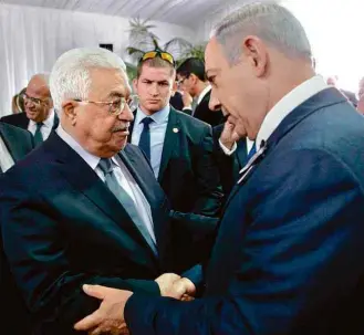  ?? Amos Ben Gershom/Reuters ?? O presidente da Autoridade Palestina, Abbas (esq.), com o premiê israelense, Netanyahu