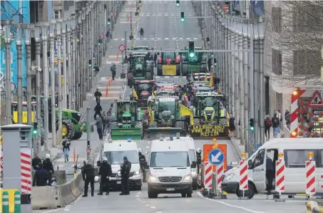  ?? [Ansa] ?? IN STRADA Gli agricoltor­i bloccano una via di Bruxelles, dove ieri si riunivano i ministri dell’agricoltur­a dell’unione europea