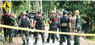  ?? SUMETH PANPETCH/AP ?? ANTISIPASI SERANGAN: Polisi kemarin (6/11) mengamanka­n jalan menuju lokasi penembakan di Yala, Thailand.