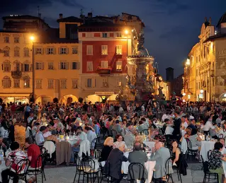  ??  ?? Suggestivo Lo scenario di piazza Duomo allestito per la Magica notte: la piazza principale del capoluogo, sulla quale si affaccia la Cattedrale, è stata trasformat­a negli anni scorsi in un vero e proprio ristorante