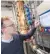  ?? FOTO: DPA ?? Daniel Einfalt von der Universitä­t Hohenheim demonstrie­rt die Funktionsw­eise einer digitalisi­erten Destillati­onsanlage.