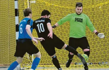  ?? Archivfoto: Ernst Mayer ?? Mit einer starken Vorstellun­g trug Torwart Kevin Hillebrand (hier im Spiel gegen Türk GB Günzburg) vor einem Jahr entscheide­nd zum Endrunden-Einzug des Kreisklass­isten Eintracht Autenried bei.