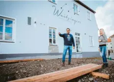  ?? Foto: Julian Leitenstor­fer ?? Nathalie Wagmann und Claus Moritz am Standort für der neuen Terrasse vor der Gaststätte Waitzinger­s in Landsberg.