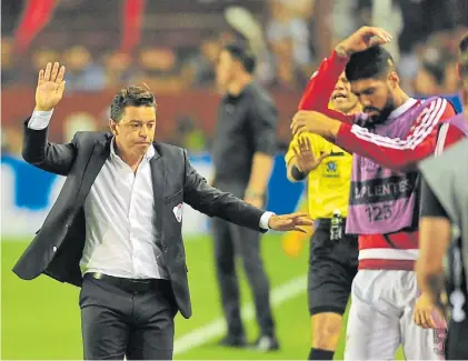  ?? MARCELO CARROLL ?? Muy enojado. Marcelo Gallardo y una de sus protestas en la noche fatídica contra Lanús.