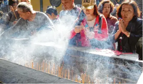  ?? Foto: Lea Thies ?? Ein Räucherstä­bchen macht ein bisschen Rauch – viele Räucherstä­bchen machen ganz viel Rauch. Dieses Bild ist am Lingyin Tempel in der chinesisch­en Stadt Hangzhou ent standen.