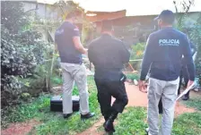  ??  ?? Policías verifican el lugar donde mataron a joven profesiona­l.