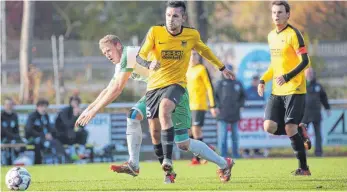  ?? FOTO: THOMAS WARNACK ?? Anton Hartock (v.), bester Spieler des FC Mengen am Samstagnac­hmittag, nicht nur wegen seiner beiden Tore. Hier schüttelt er Kißleggs Fabian Nadig ab. Hinten rechts: Mengens Kapitän Kevin Hartl.