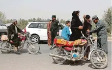  ?? Foto: Profimedia.cz ?? Vše pod kontrolou? Bezpečnost­ní síly kontrolují Afghánce v provincii Hílmand. V zemi vládlo před volbami zvýšené napětí.