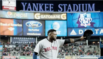  ??  ?? El toletero de los Medias Rojas de Boston David Ortiz saluda a los fanáticos que se dieron cita para verlo jugar en su último partido en el Yankee Stadium.