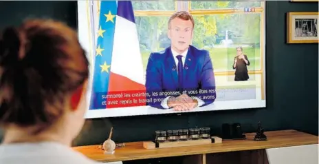  ??  ?? Le président Emmanuel Macron a estimé que la "première priorité" était de "reconstrui­re une économie forte, écologique, souveraine et solidaire", lors d'une allocution télévisée dimanche soir.