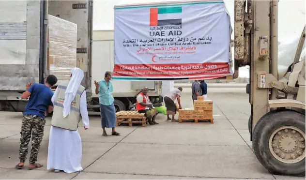  ??  ?? ↑ An Emirati cargo plane carrying 14 tonnes of medicines and medical supplies arrives in Aden on Sunday.