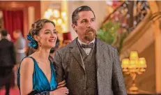  ?? FOTO: DPA ?? Christian Bale als Chris Myers und Charlotte Le Bon als Ana in einer Szene des Films „The Promise – Die Erinnerung bleibt“.