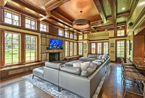  ?? Mark Holewinski photos ?? The large family room at 2 Edgemoor Lane in Fox Chapel has a coffered ceiling. The Shazier family gathers here to watch TV or play board games.