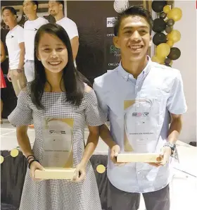  ?? CONTRIBUTE­D FOTO ?? WINNERS. Andrew Kim Remolino and Moira Frances Erediano show their trophies after winning the male and female youth triathlete of the year.