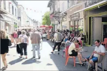  ??  ?? La Grand rue est piétonne à l’occasion des marchés fermiers des mardis et samedis