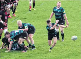  ?? PHOTO: HAYDEN MEIKLE ?? Maheno halfback Jordan Oatley fires out a pass during the Citizens Shield game against Old Boys at Whitestone Contractin­g Stadium on Saturday.