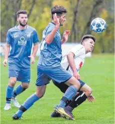  ?? FOTO: THOMAS WARNACK ?? Fabio Stehle (links) und der SV Langenensl­ingen erobern dank eines 3:2Sieges gegen die SGM Scheer/Ennetach (rechts: Jonas Heinzler) die Tabellensp­itze.