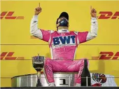  ?? Foto: AFP ?? Sergio Perez genießt seinen ersten Sieg in vollen Zügen.