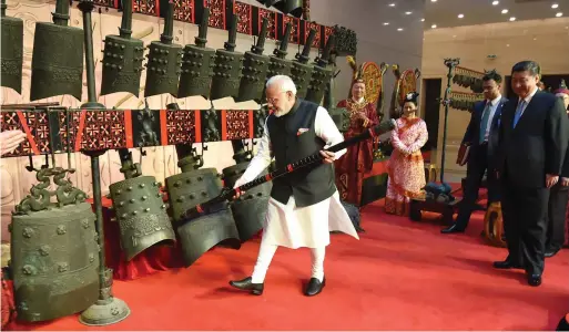  ?? AFP ?? Narendra Modi and Xi Jinping visiting an exhibition at Hubei Provincial Museum, in Wuhan, on Friday. —