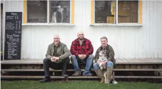  ??  ?? Les associés de L’ail de l’île, Robert Duplain, Matthew LeBlanc et Jean-François Émond, avec Confite, la mascotte de la ferme et du casse-croûte!