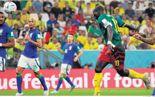  ?? ALI HAIDER / EFE ?? Aboubaker remata en la acción en la que anotó el gol de la victoria de Camerún a Brasil.