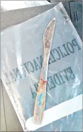  ??  ?? El cuchillo usado por Piloto para matar a la joven. En uno de los extremos se observan señales de que fue limado contra alguna superficie.