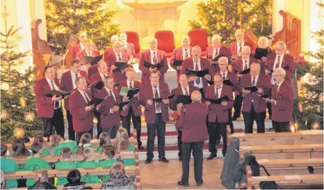  ?? FOTO: JOSEF LEHMANN ?? Der Männerchor des Liederkran­zes Ellenberg stimmte in der Pfarrkirch­e weihnachtl­iche Weisen an.