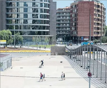  ?? MANÉ ESPINOSA ?? La reurbaniza­ción del final de la calle Provença ha incorporad­o jardinería donde había una gran zanja