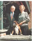  ??  ?? Firmengrün­der: Karl und Maria Kisters mit ihrem Boxer.