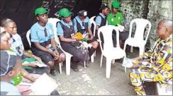  ??  ?? Author of children’s book Ighogoesto­farm,anoteajelu­orou, mentoring students at the Green Festival