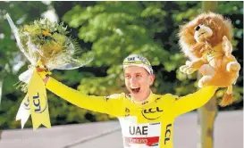  ?? EFE ?? Tadej Pogacar celebra su conquista de la 108 edición del Tour de Francia.