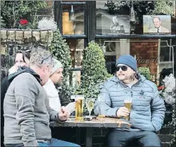  ?? PETER CZIBORRA / REUTERS ?? Tres homes beuen cervesa a la terrassa d’un pub a Londres